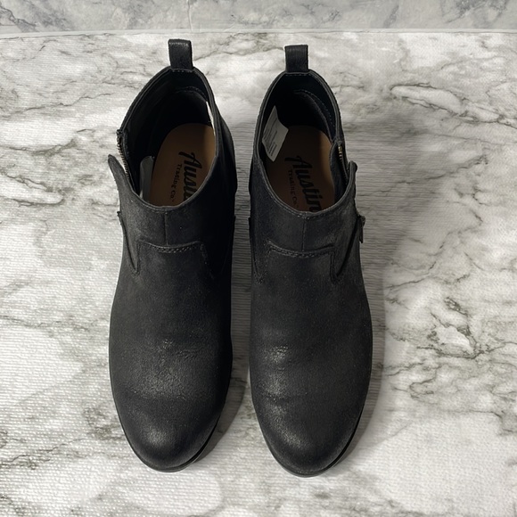 Austin trading Co., black booties. - Picture 2 of 13